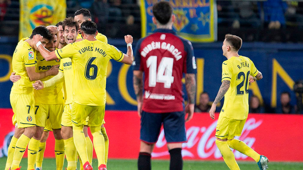 Los jugadores del Villarreal celebran tras marcar ante Osasuna, durante el partido de Liga en Primera División que disputan este domingo en el estadio de La Cerámica, en Villarreal. EFE/Domenech Castelló