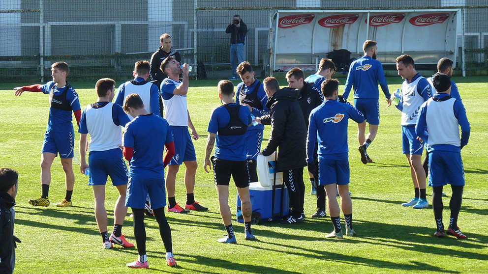 Los jugadores de Osasuna beben agua durante un entrenamiento en Tajonar. Navarra.com