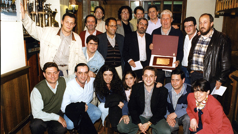 Foto de grupo con los periodistas homenajeando a Paquito en mayo de 1996. Navarra.com