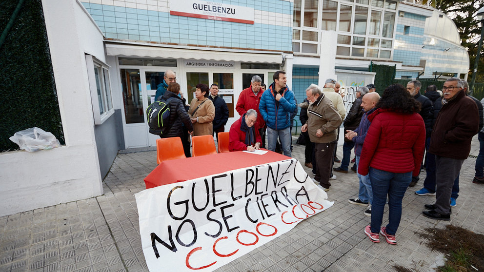 Rueda de prensa y concentración de CCOO contra el cierre de las instalaciones deportivas Guelbenzu en el barrio de La Milagrosa de Pamplona. IÑIGO ALZUGARAY
