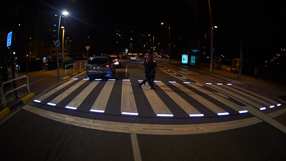 Nuevo paso de cebra inteligente y retroiluminado que se ha colocado en Pamplona para dar mas seguridad a los peatones. Miguel Osés