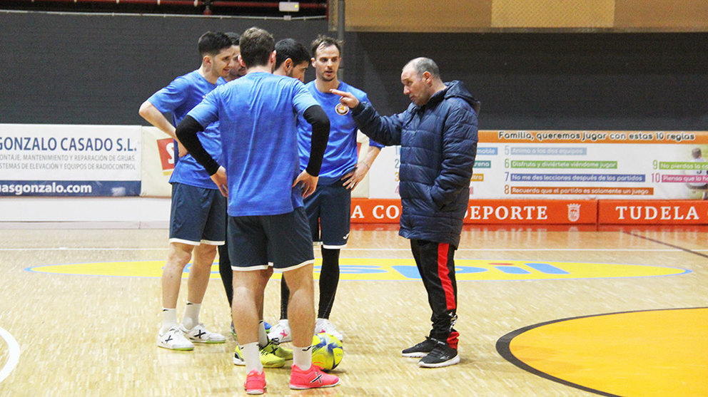 Pato habla con sus jugadores del Ribera Navarra en un entrenamiento en el pabellón Ciudad de Tudela. Cedida.