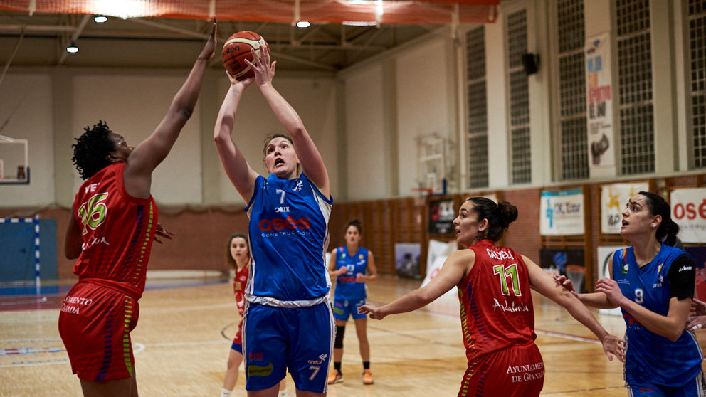 Partido entre el Ardoi femenino y el Basket Granada jugado en el polideportivo de Zizur Mayor. MIGUEL OSÉS