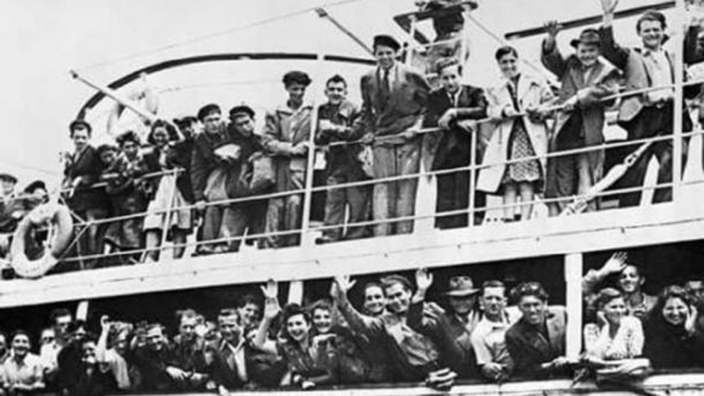 Inmigrantes llegan en un barco a América ARCHIVO