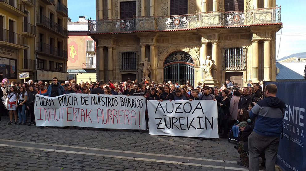 Protesta contra la policía en la plaza Consistorial de Pamplona TWITTER (@AZekimena)