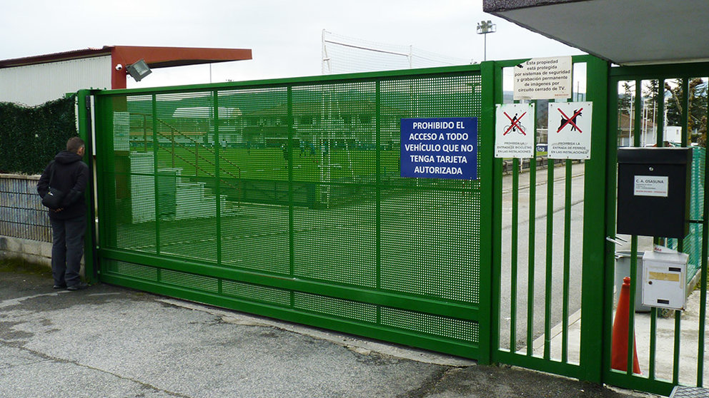 Puerta metálica de acceso a las instalaciones de Tajonar. Navarra.com