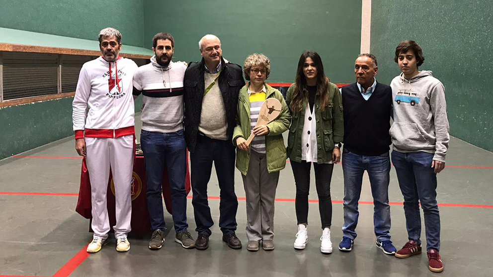La familia de Pablo Azcona recibe un emotivo homeaje en el club de tenis Pamplona. Cedida.