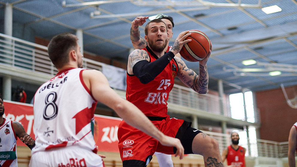 El Basket Navarra se enfrenta al Villarrobledo en el Polideportivo Arrosadia de Pamplona. MIGUEL OSÉS