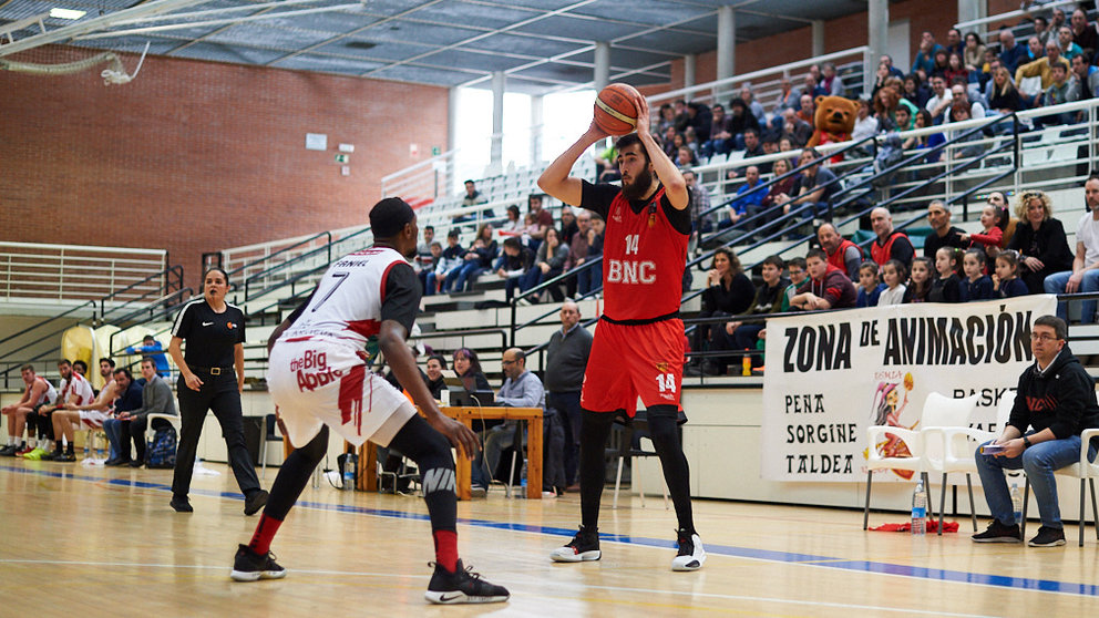 El Basket Navarra se enfrenta al Villarrobledo en el Polideportivo Arrosadia de Pamplona. MIGUEL OSÉS
