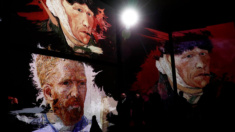 Momento de la inauguración en el Baluarte de Pamplona de la exposición &#34;Van Gogh Alive&#34;, una innovadora propuesta cultural que permitirá al público sumergirse en la obra del pintor postimpresionista a través de la proyección de sus obras en paneles. EFE/ Jesús Diges.
