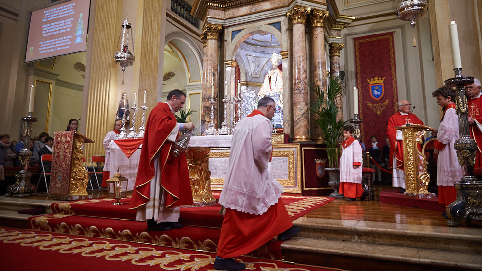 La tercera misa de la escalera de San Fermín 2020 rinde homenaje a los Auroros de Santa María la Real, que este año cumplen 75 años de vida. MIGUEL OSÉS