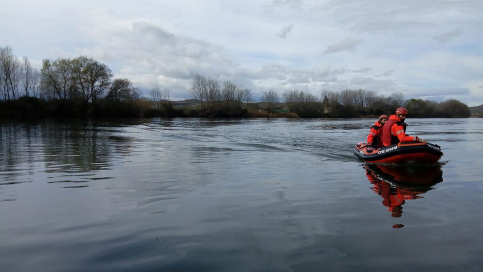 Bomberos realizando una maniobra en un simulacro de rescate en el río Ebro BOMBERO DE NAVARRA