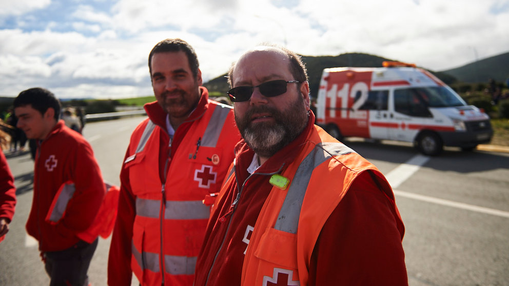 Iñaki Eskuin encargado de prensa de la Cruz Roja de Burlada junto a otro miembro de la organización durante la Javierada. PABLO LASAOSA