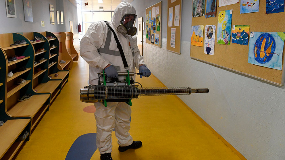 08 March 2020, Czech Republic, Prague: A man in a protective suit disinfects a corridor inside a school amid the coronavirus (Covid-19) outbreak in Prague. Photo: Michal Krumphanzl/CTK/dpa
ONLY FOR USE IN SPAIN

08 March 2020, Czech Republic, Prague: A man in a protective suit disinfects a corridor inside a school amid the coronavirus (Covid-19) outbreak in Prague. Photo: Michal Krumphanzl/CTK/dpa

3/8/2020 ONLY FOR USE IN SPAIN