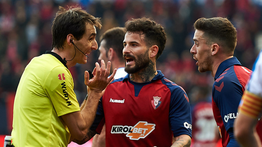 De Burgos Bengoetxea, Rubén García y Kike Barja en el partido entre Osasuna y RCD Espanyol correspondiente a la jornada 27 jugado en El Sadar de Pamplona. MIGUEL OSÉS