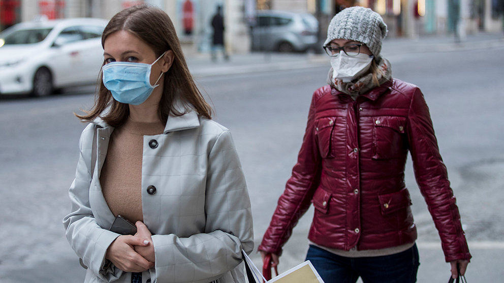 09 March 2020, Italy, Rome: Two women wade through the  streets while wearing surgical masks amid the coronavirus outbreak. Photo: Roberto Monaldo/LaPresse via ZUMA Press/dpa
ONLY FOR USE IN SPAIN

09 March 2020, Italy, Rome: Two women wade through the  streets while wearing surgical masks amid the coronavirus outbreak. Photo: Roberto Monaldo/LaPresse via ZUMA Press/dpa

3/9/2020 ONLY FOR USE IN SPAIN