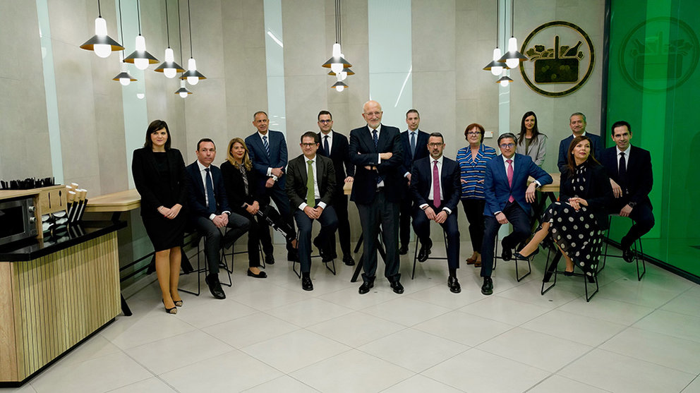Juan Roig y miembros del Comité de Dirección de Mercadona en la zona de mesas y sillas del Nuevo Modelo Modelo de Tienda Eficiente