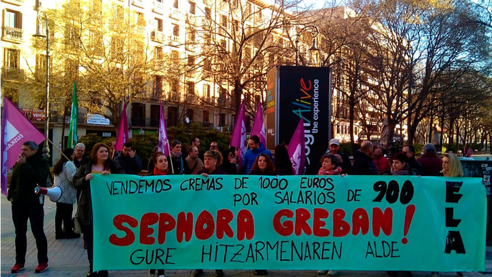 Concentración de las trabajadoras de Sephora frente al Parlamento de Navarra. CEDIDA