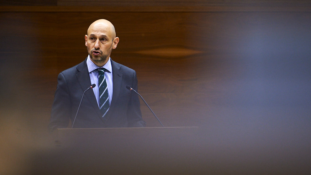 El parlamentario de Navarra Suma, Iñaki Iriarte, interviene en el Parlamento de Navarra. PABLO LASAOSA