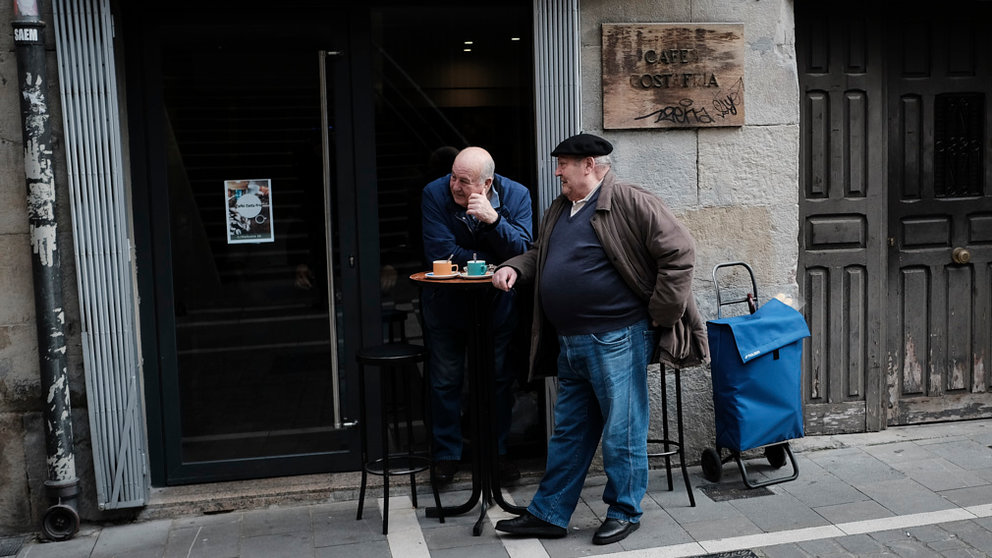 Dos hombres toman el café cerca del mercado de la parte vieja de Pamplona. PABLO LASAOSA