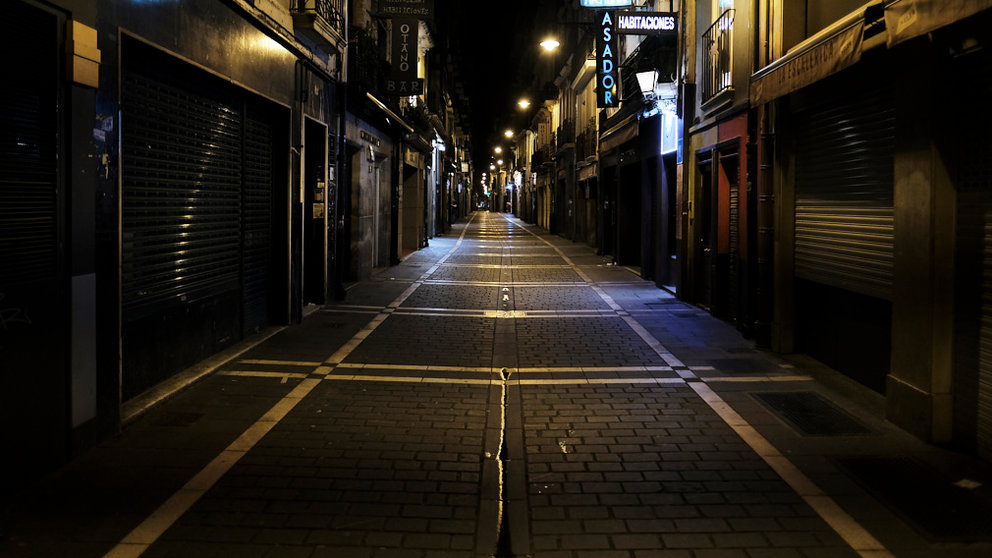 La calle San Nicolás de Pamplona el sábado noche tras decararse el Estado de Alerta por el coronavirus. PABLO LASAOSA