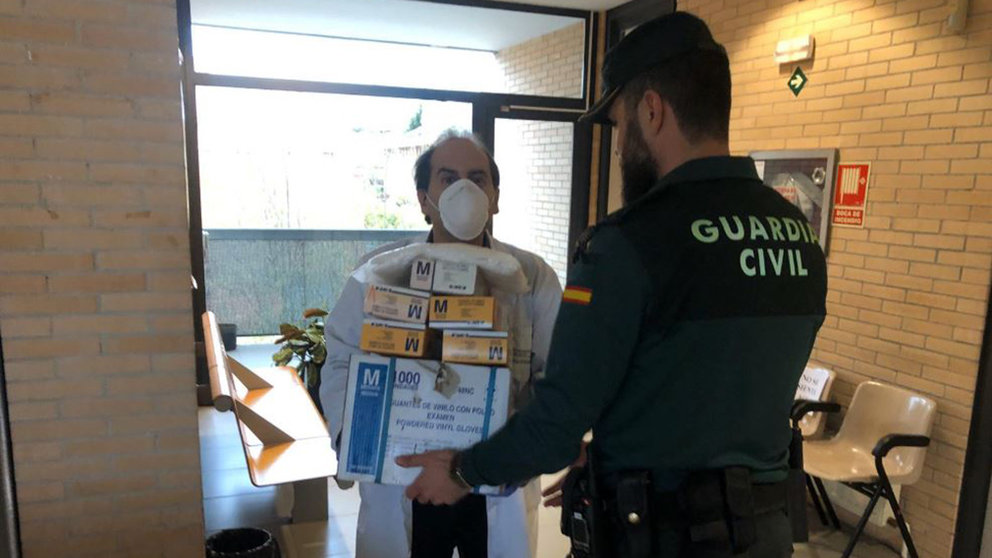 Entrega de guantes a la Guardia Civil en Navarra GUARDIA CIVIL