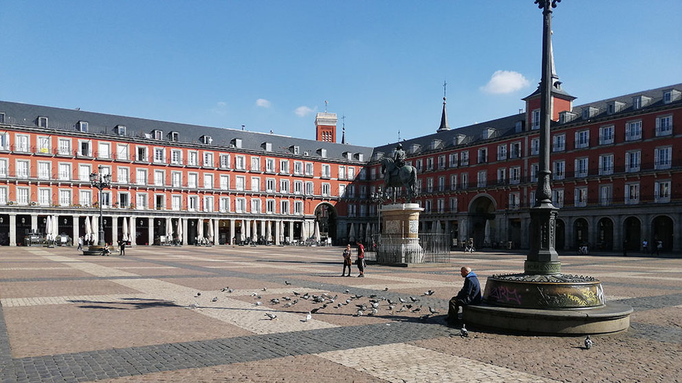 Plaza Mayor de Madrid completamente vacía por el estado de alarma decretado por el coronavirus.