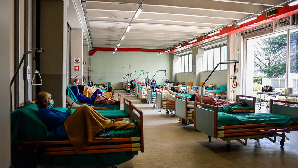 Pacientes en un hospital de Brescia, Italia, durante la pendemia de coronavirus. - Claudio Furlan. DPA