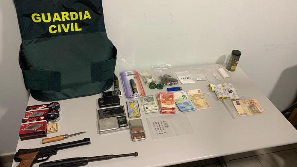 Varios de los objetos aprehendidos por la Guardia Civil. CEDIDA