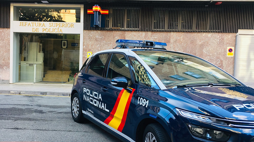 Imagen de un vehículo de la Policía Nacional junto a la sede de la jefatura en Pamplona. Cedida.