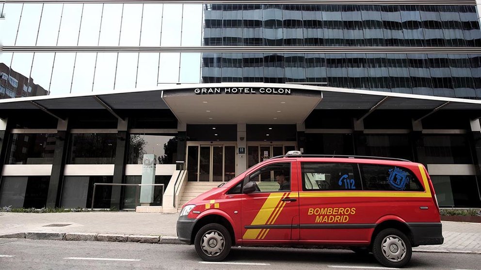 Un vehículo de bomberos en las inmediaciones del Hotel Ayre Gh Colón un día antes de recibir a los primeros pacientes con coronavirus. - Eduardo Parra - Europa Press