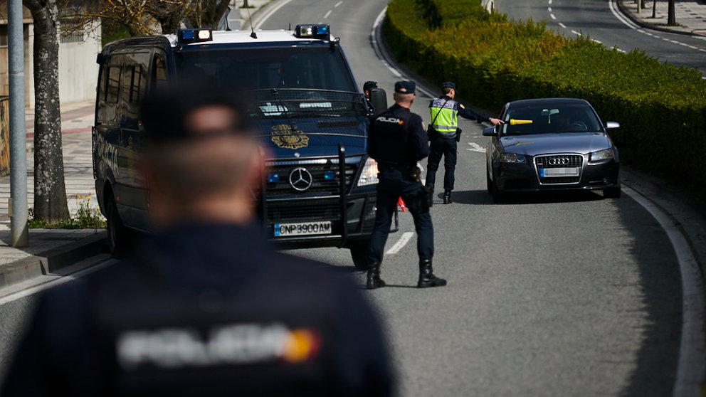 Policía Nacional y Policía Municipal de Pamplona organizan controles a raíz del confinamiento por el coronavirus. PABLO LASAOSA
