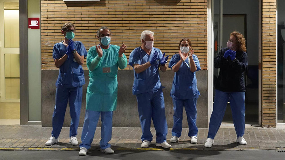 Personal sanitario del hospital de un centro sanitario aplauden en la puerta de urgencias del centro durante la crisis por el coronavirus en España. EUROPA PRESS