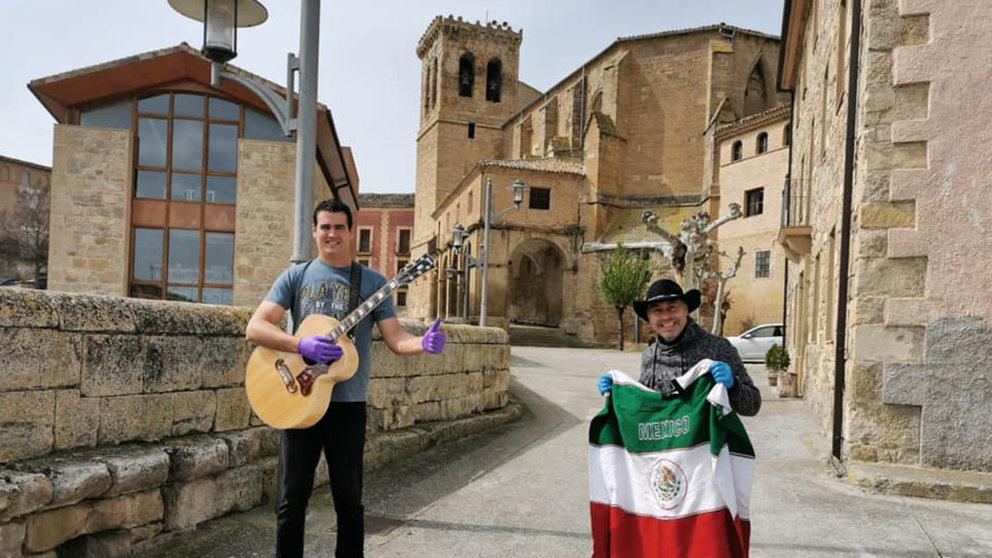 Los músicos Patxi Gil y Chuchín Ibáñez en Miranda de Arga. Facebook.
