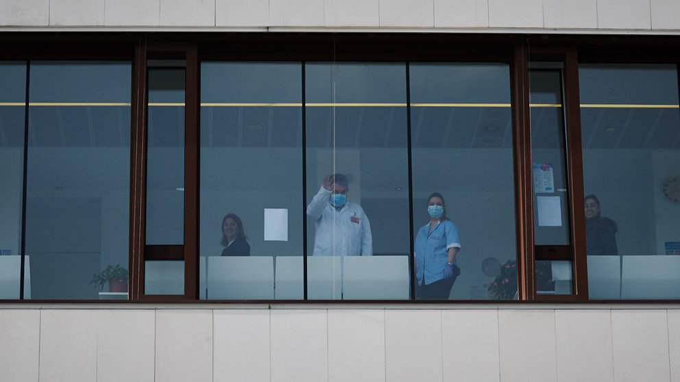 Un médico saluda por un ventanal del centro de salud de Buztintxuri durante la crisis del coronavirus. PABLO LASAOSA