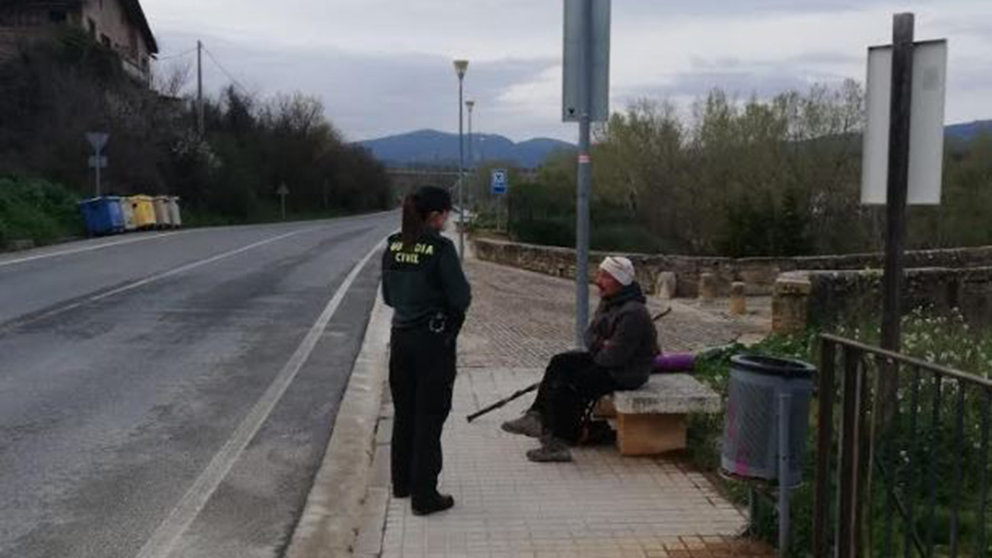 Un peregrino del Camino de Santiago, junto a una agente de la Guardia Civil GUARDIA CIVIL