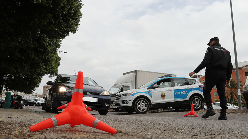 Un policía detiene a un vehículo en uno de los controles sobre los coches que abandonan la ciudad en pleno estado de alarma por el coronavirus en Valencia / Comunidad Autónoma (España), a 20 de marzo de 2020.

CORONAVIRUS;ESTADO DE ALARMA;COVID-19;PANDEMIA;CRISIS;ENFERMEDAD

20/3/2020