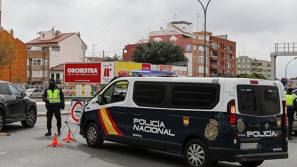 Agentes de Policía establecen un control sobre los vehículos que abandonan la ciudad en pleno estado de alarma por el coronavirus en Valencia / Comunidad Autónoma (España), a 20 de marzo de 2020.

CORONAVIRUS;ESTADO DE ALARMA;COVID-19;PANDEMIA;CRISIS;ENFERMEDAD

20/3/2020