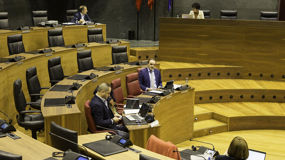 Imagen de la celebración de la Mesa y Junta en el salón de plenos del Parlamento foral. EUROPA PRESS