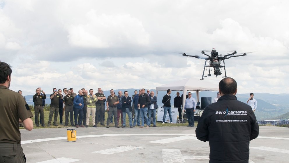 Piloto de la empresa Aerocamaras con uno de los drones a disposición de las autoridades. CEDIDA