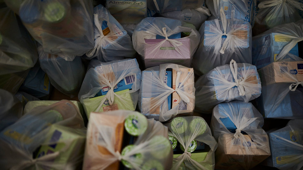 Voluntarios de Banco de Alimentos de Navarra y de ASVONA empaquetan comida en cajas para llevarlas a las casas de personas con necesidad durante la crisis del coronavirus. PABLO LASAOSA