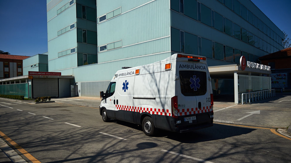 Una ambulancia entra a las urgencias del Hospital de Navarra durante la crisis del coronavirus en Pamplona. Miguel Osés