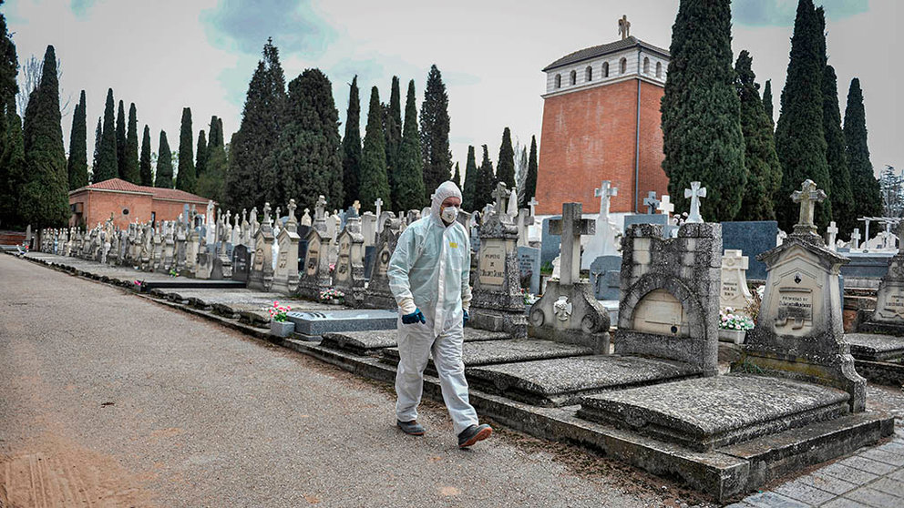 A worker from Guadalajara&#39;s City Hall wears a protective dress and a mask at Guadalajara&#39;s cemetery in Spain, 27 March 2020. Guadalajara&#39;s City Hall will build urgently 44 new graves due to coronavirus crisis outbreak. EFE/Nacho Izquierdo
