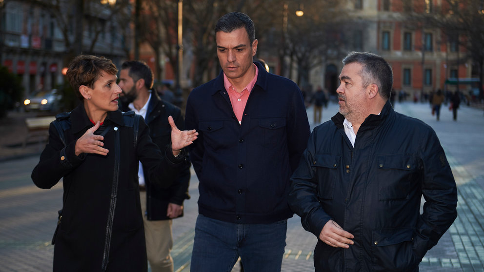 El Presidente del Gobierno de España, Pedro Sanchez, pasea por Pamplona junto a María Chivite y Santos Cerdán. PABLO LASAOSA 1 (1)