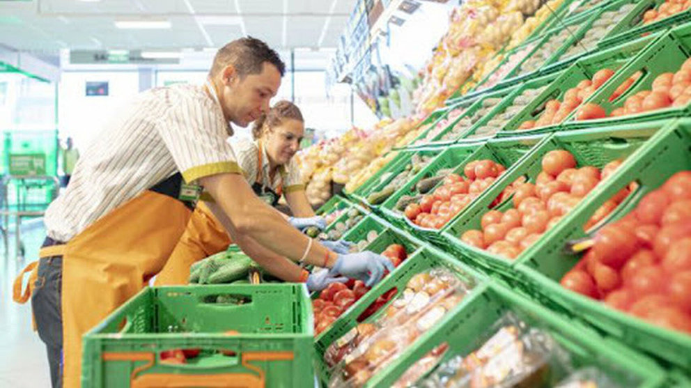 Dos trabajadores en un supermercado EL ESPAÑOL