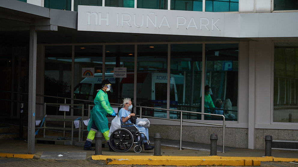 Un enfermo llega al hotel NH Iruña Park convertido en hospital durante la crisis del coronavirus en Pamplona. MIGUEL OSÉS