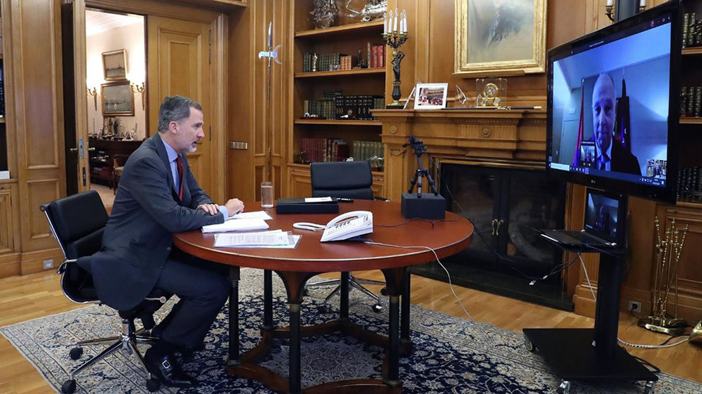 El presidente de la Cámara de Comercio de Navarra, Javier Taberna, conversa con el rey Felipe VI CEDIDA
