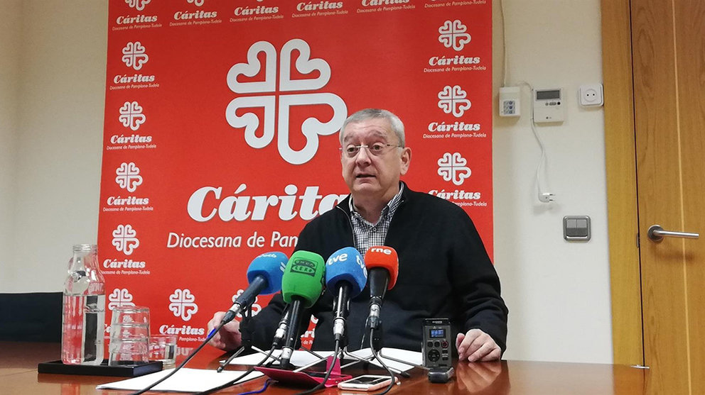 Carlos Iriarte en una rueda de prensa de Cáritas Navarra. Europa Press.