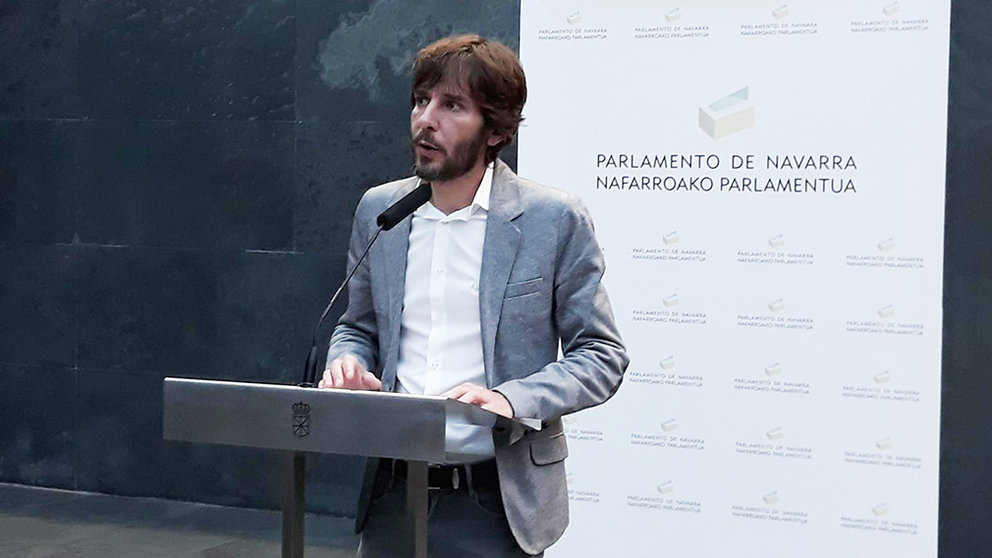 Mikel Buil, de Podemos, en una rueda de prensa en el Parlamento de Navarra. Europa Press.