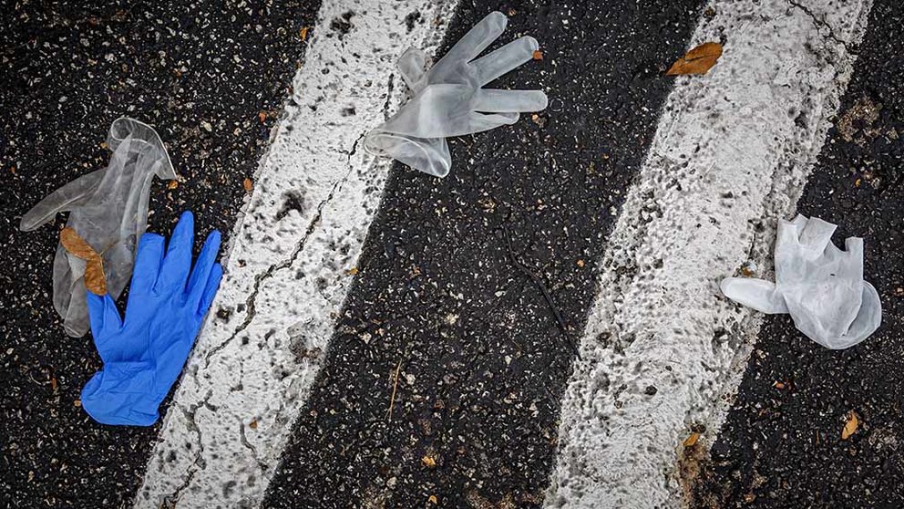 03 April 2020, US, Palm Beach County: Gloves are thrown on the floor at a parking lot amid the spread of the coronavirus pandemic. Photo: Thomas Cordy/Palm Beach Post via ZUMA Wire/dpa
ONLY FOR USE IN SPAIN

03 April 2020, US, Palm Beach County: Gloves are thrown on the floor at a parking lot amid the spread of the coronavirus pandemic. Photo: Thomas Cordy/Palm Beach Post via ZUMA Wire/dpa

3/4/2020 ONLY FOR USE IN SPAIN